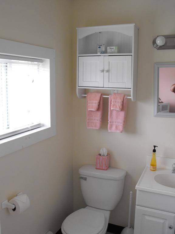 Savannah House Wine Country Inn & Cottages Himrod Room photo