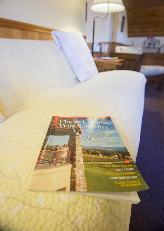 Savannah House Wine Country Inn & Cottages Himrod Room photo
